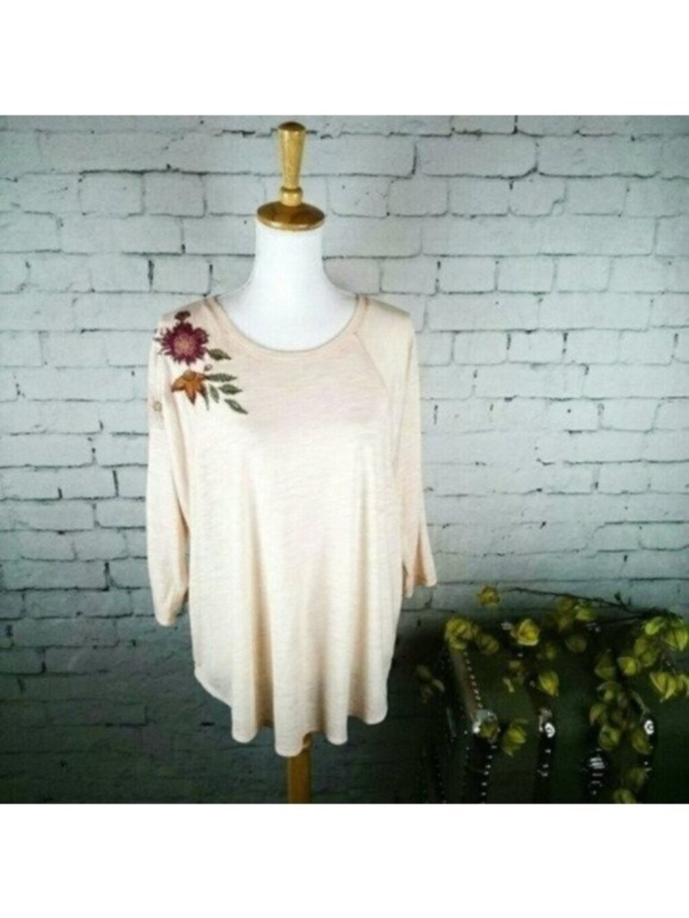 Standard Grace Embroidered 3/4 Sleeve Top Small